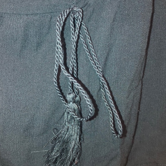 A turquoise tank top - Picture 4 of 6